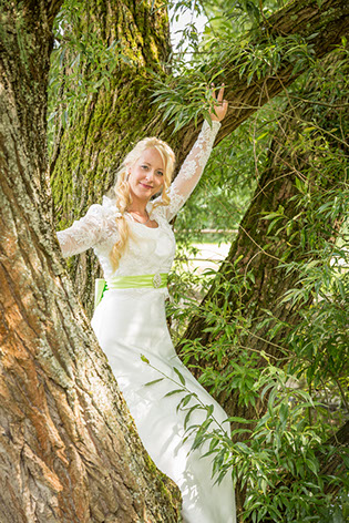 schönes Brautfoto in Baum