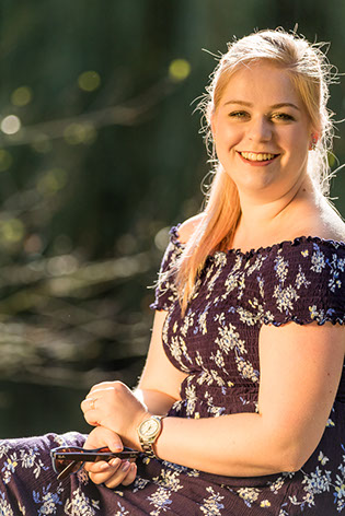 Portrait lachen in Sonne